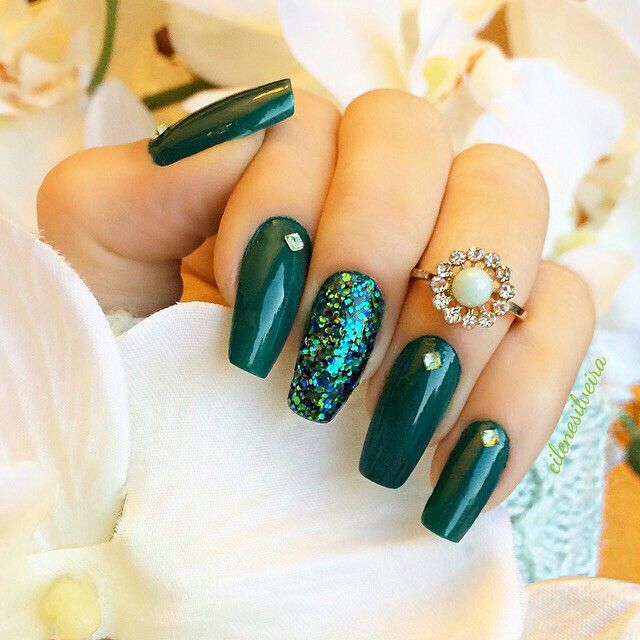 disenos-de-unas-acrilicas-en-color-verde-con-glitter-5