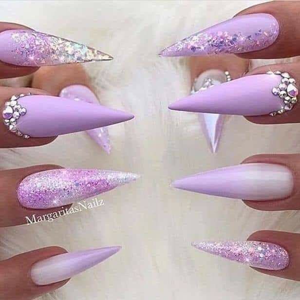disenos-de-unas-acrilicas-en-stiletto-naturales-con-morado-6