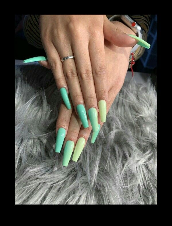 disenos-de-unas-acrilicas-largas-color-verde-7