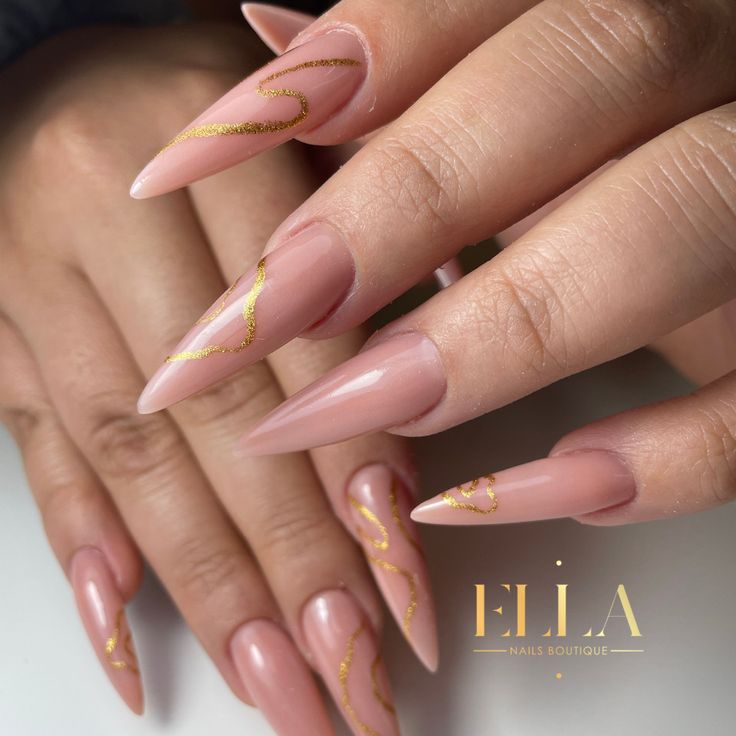 disenos-de-unas-acrilicas-nude-y-dorado-2