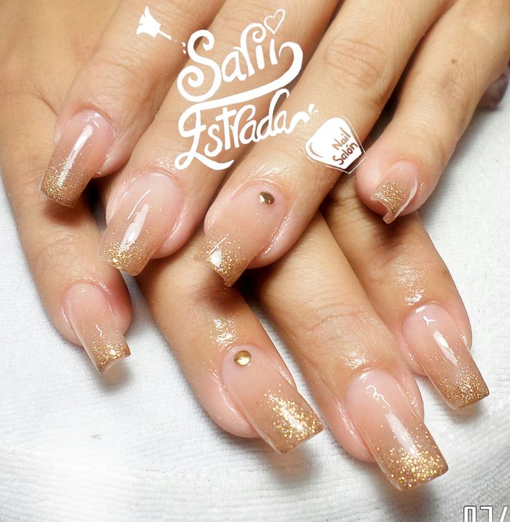 disenos-de-unas-acrilicas-nude-y-dorado-4