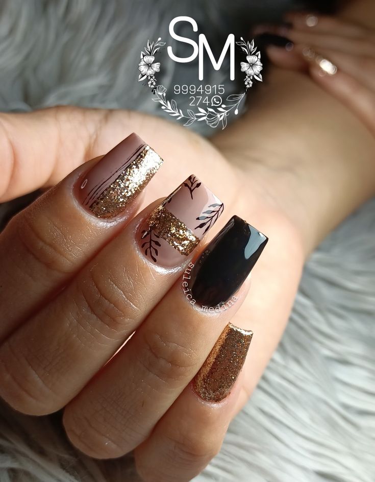 disenos-de-unas-acrilicas-nude-y-dorado-5