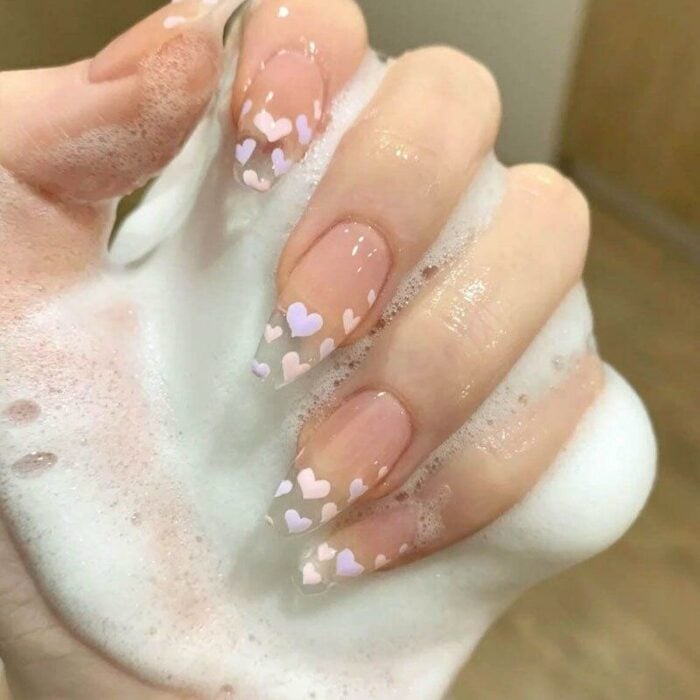 disenos-de-unas-acrilicas-sencillas-con-corazones-4