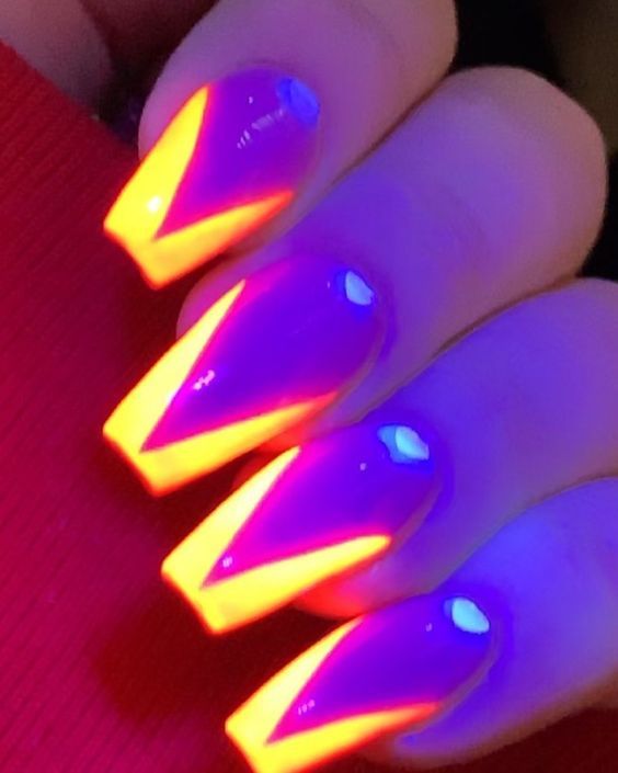 disenos-de-unas-acrilico-que-brillan-en-la-oscuridad-2
