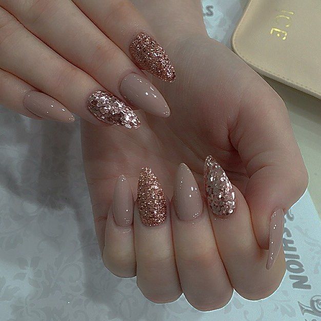 Diseños De Uñas Acrí­licas Color Natural Con Glitter