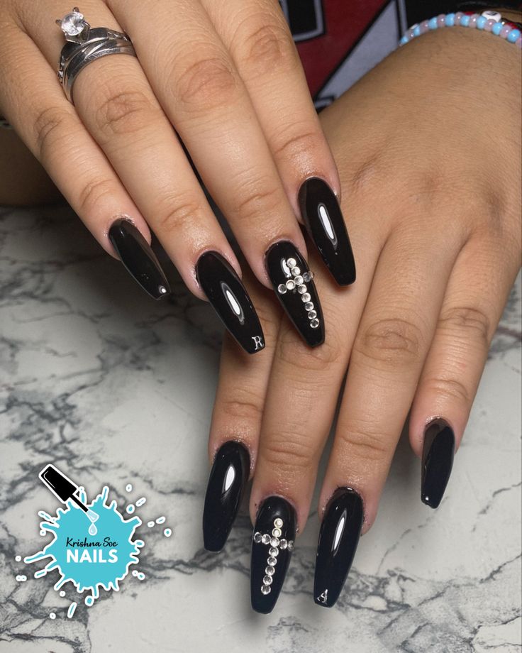 Diseños De Uñas Acrí­licas Negro Con Cruces