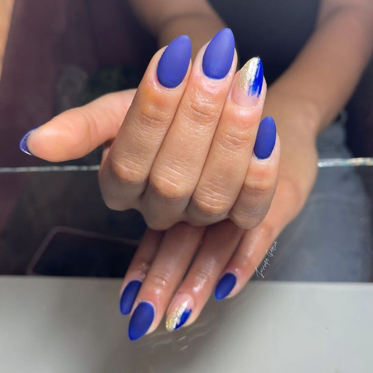 disenos-de-unas-almendradas-azules-marinos-2