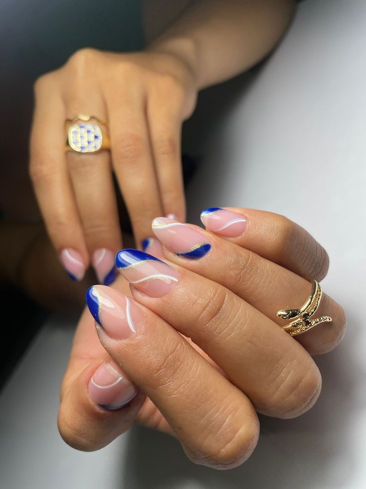 disenos-de-unas-almendradas-azules-marinos-4