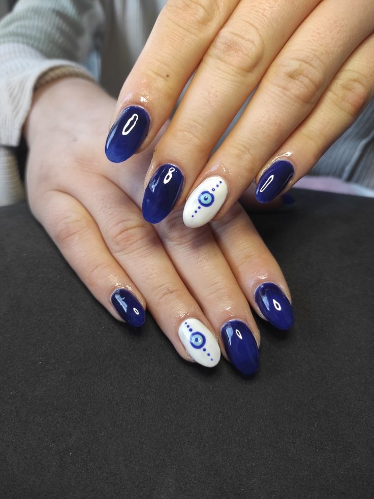 disenos-de-unas-almendradas-azules-marinos-6