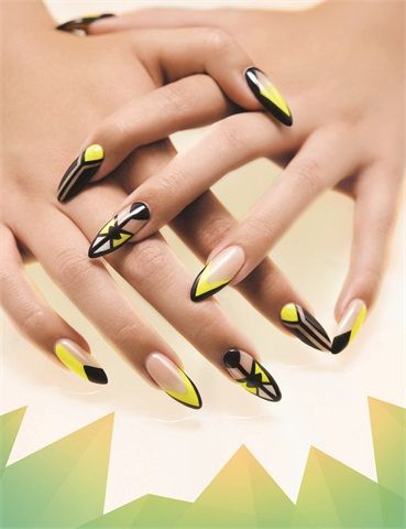 disenos-de-unas-amarillas-con-negro-y-dorado-7