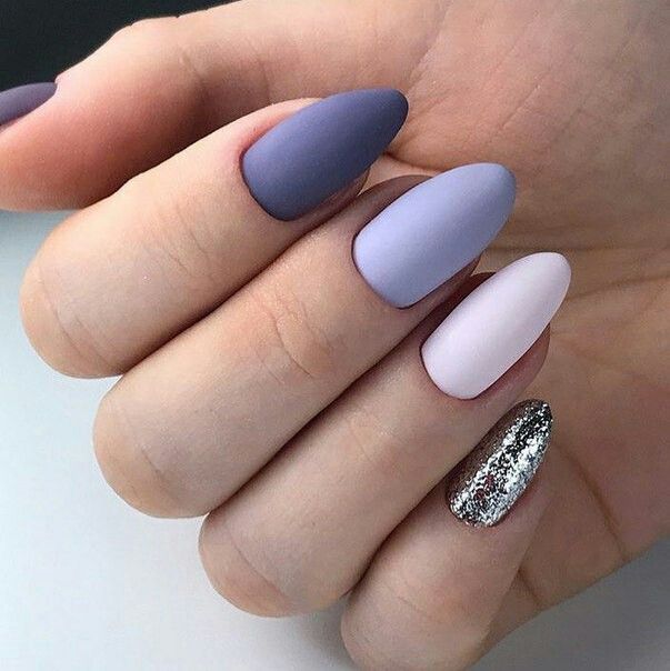 disenos-de-unas-azul-mate-con-pluma-2
