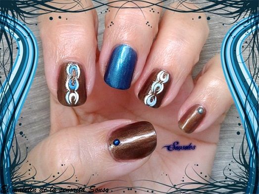 disenos-de-unas-azul-mate-con-pluma-5
