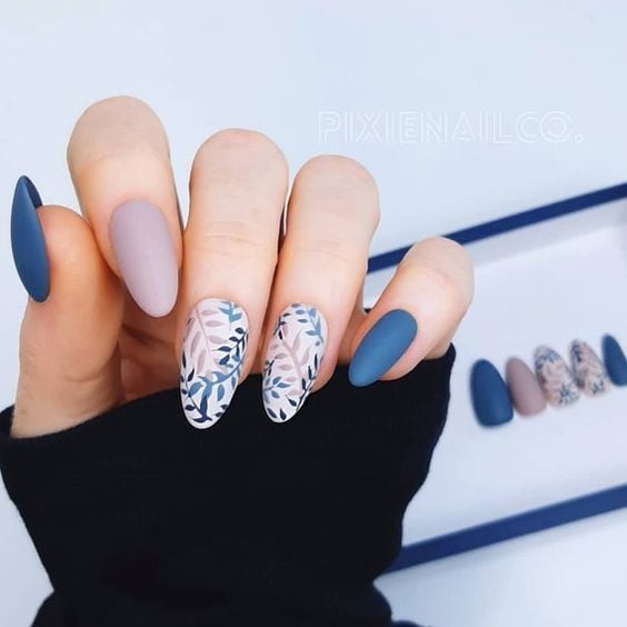 disenos-de-unas-azul-mate-con-pluma-6