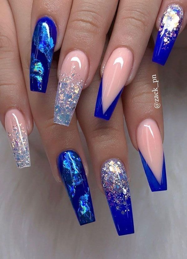 disenos-de-unas-azul-rey-con-vino-5