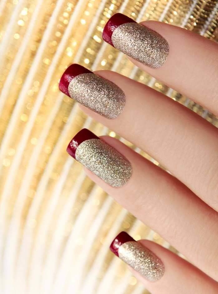Diseños De Uñas Base Dorada en Brillos