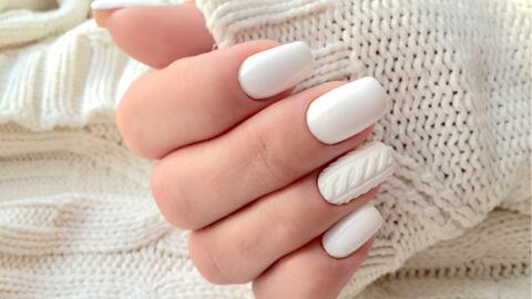 disenos-de-unas-blancas-chiquitas-5