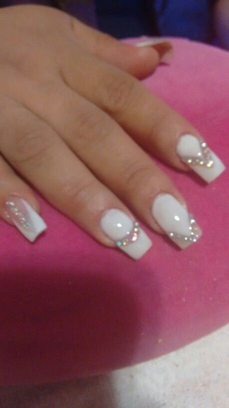 Diseños De Uñas Blancas Con Piedras