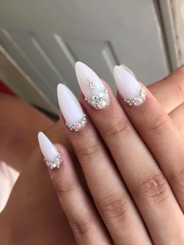 disenos-de-unas-blancas-con-piedras-3