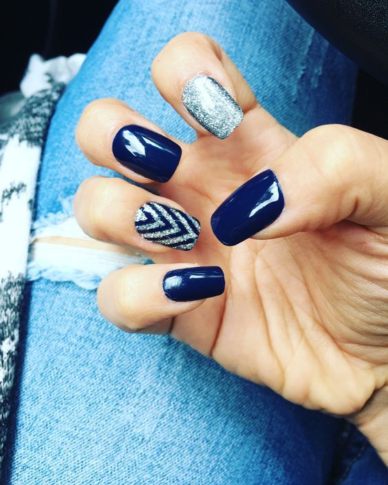 disenos-de-unas-casuales-combinacion-con-azul-6