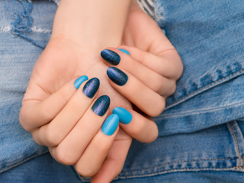 disenos-de-unas-casuales-combinacion-con-azul-7