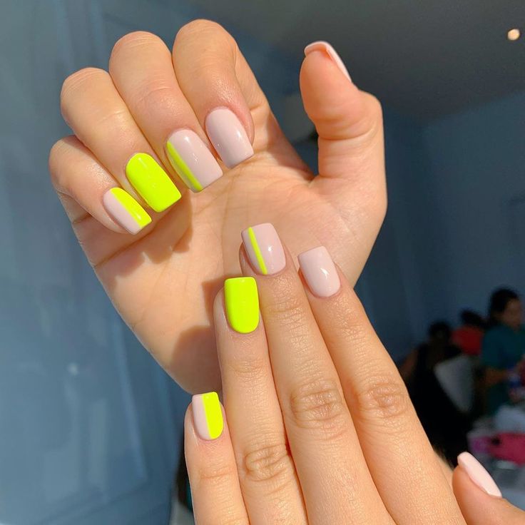 disenos-de-unas-chiquitas-color-flourescentes-2