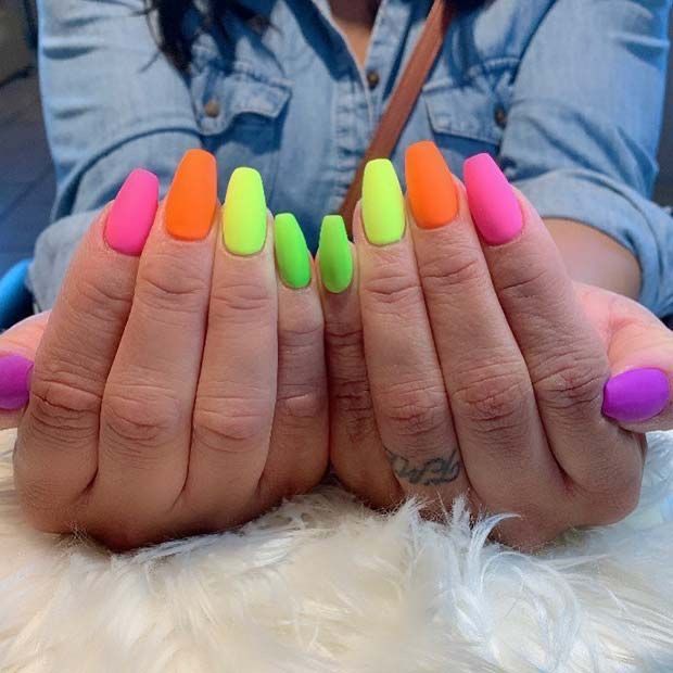 disenos-de-unas-chiquitas-color-flourescentes-3
