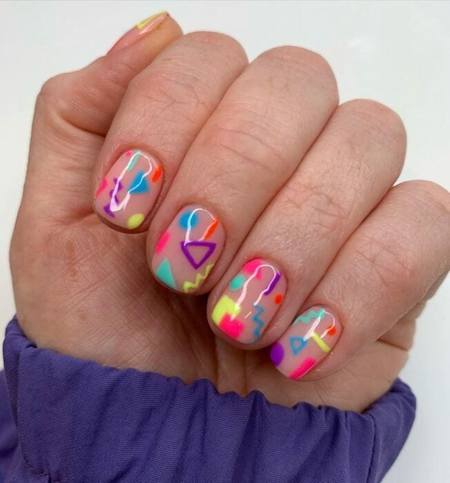 disenos-de-unas-chiquitas-color-flourescentes-6