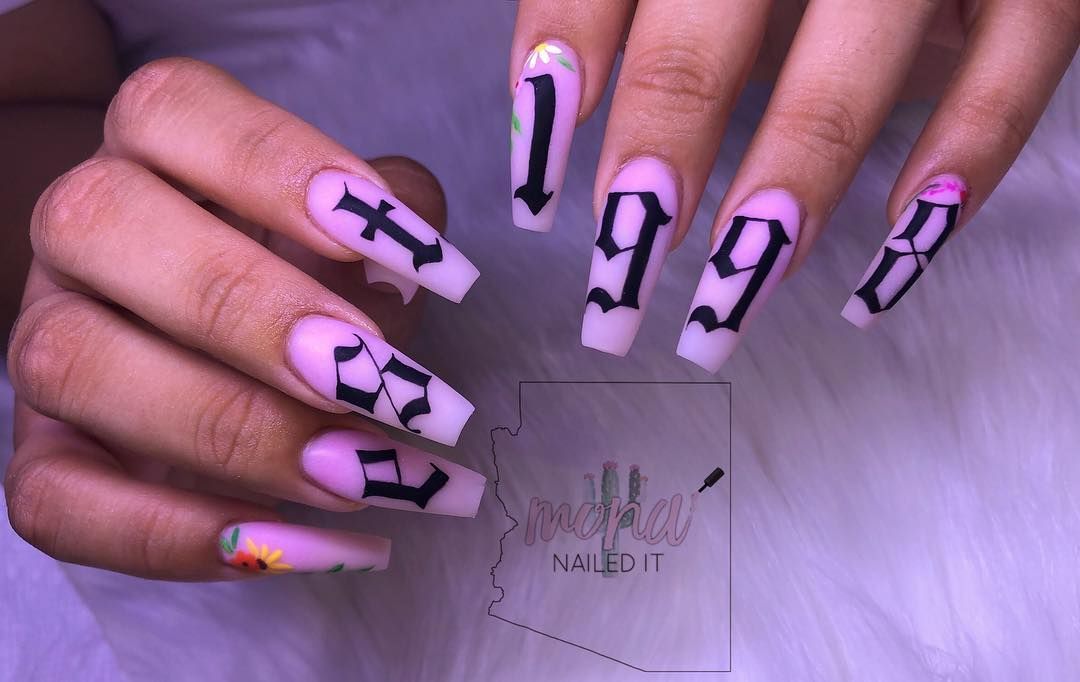 disenos-de-unas-color-amarillas-con-letras-cholas-2
