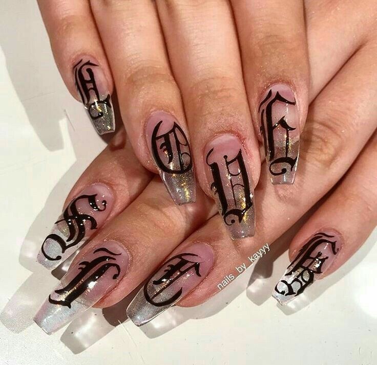 disenos-de-unas-color-amarillas-con-letras-cholas-4