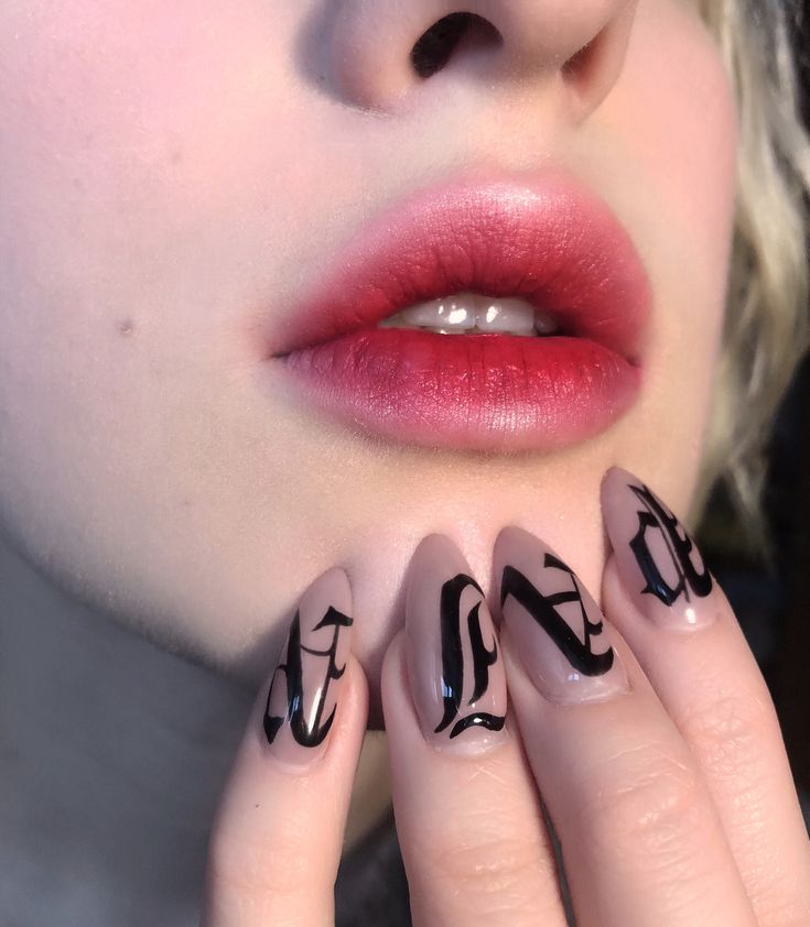 disenos-de-unas-color-amarillas-con-letras-cholas-5