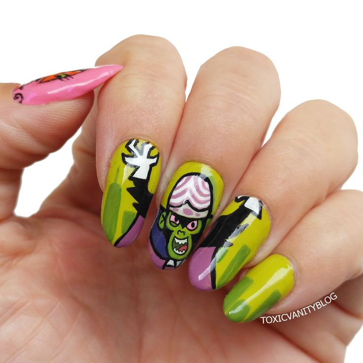disenos-de-unas-color-amarillas-con-letras-cholas-7