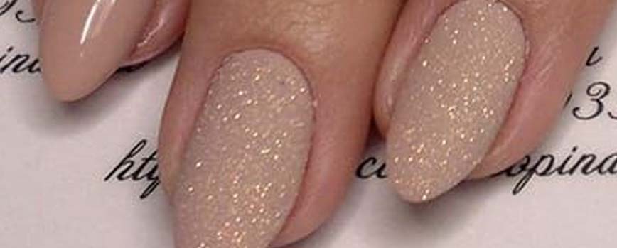 disenos-de-unas-color-arena-con-gliterr-4