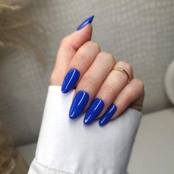 disenos-de-unas-color-azul-cobalto-forma-de-almond-5