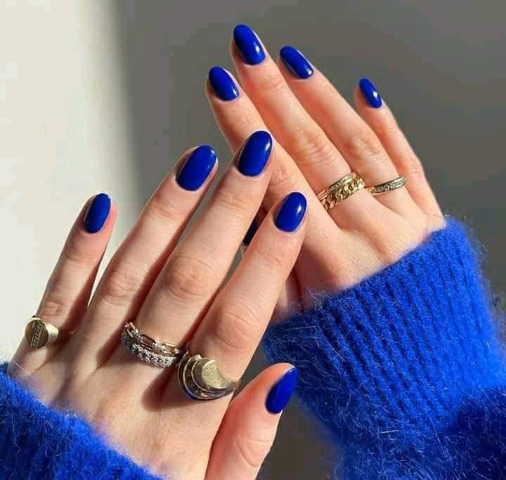 disenos-de-unas-color-azul-cobalto-forma-de-almond-7