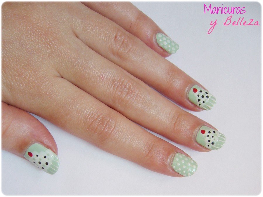 disenos-de-unas-color-menta-con-puntitos-6