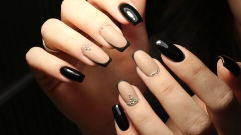 disenos-de-unas-color-negro-y-sombras-de-oos-4
