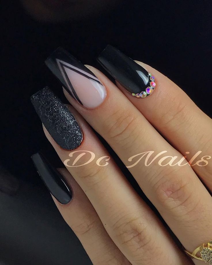 disenos-de-unas-color-negro-y-sombras-de-oos-6