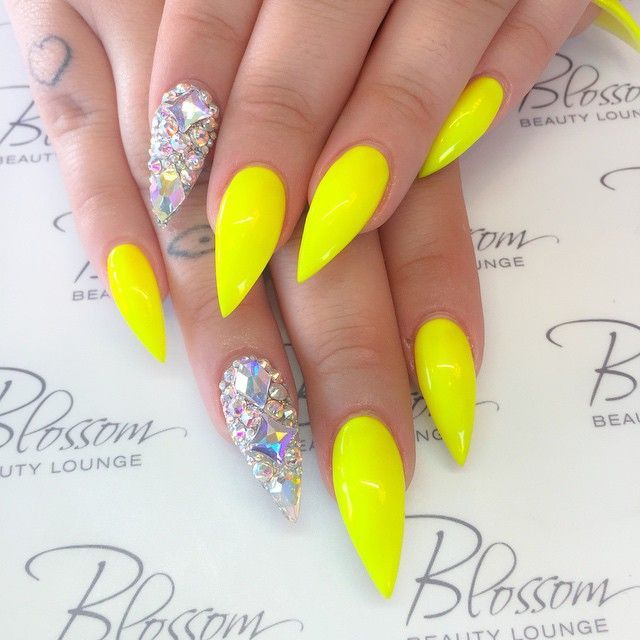 Diseños De Uñas Color Neon Y Piedras