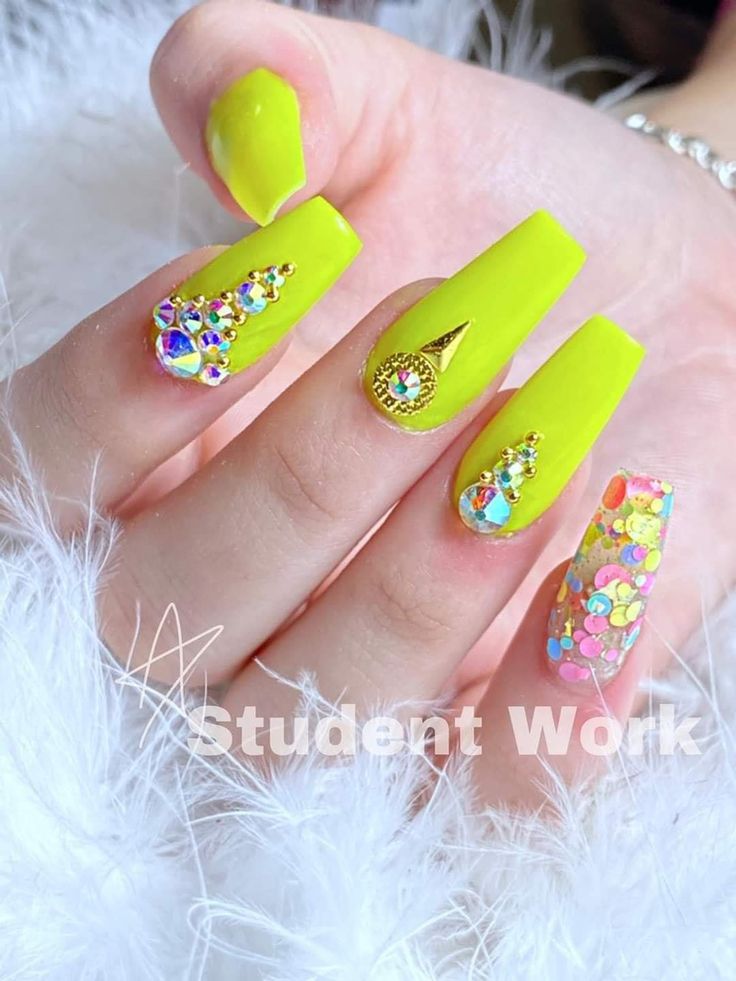 disenos-de-unas-color-neon-y-piedras-4