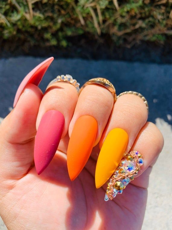 disenos-de-unas-color-neon-y-piedras-5