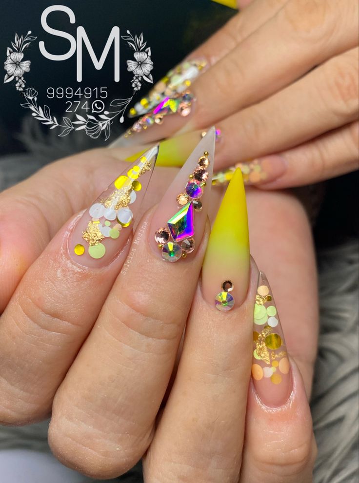 disenos-de-unas-color-neon-y-piedras-7