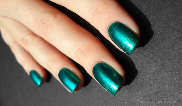 disenos-de-unas-color-verde-metalico-4