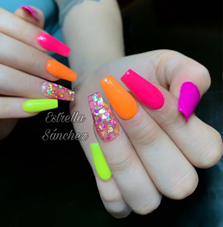 disenos-de-unas-colores-fluorescentes-3
