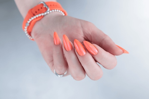 disenos-de-unas-con-barniz-coral-6