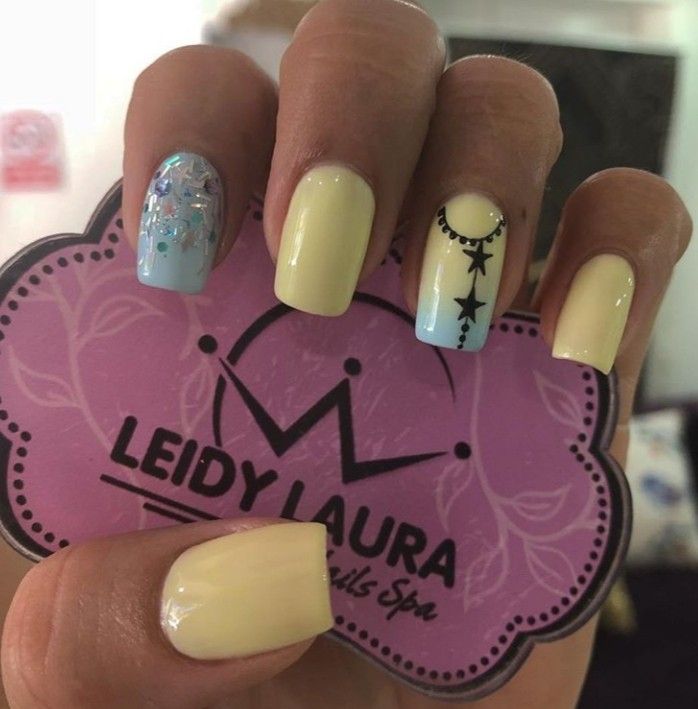 disenos-de-unas-con-colores-vino-azul-amarillo-rosa-2