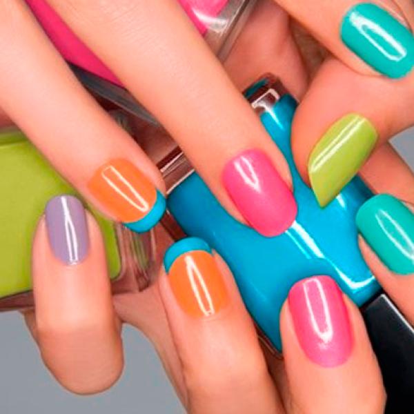 disenos-de-unas-con-colores-vino-azul-amarillo-rosa-6