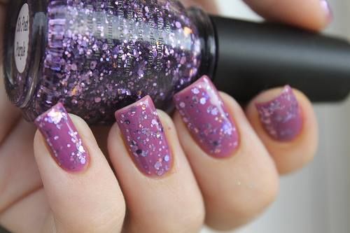 disenos-de-unas-con-confeti-morado-6