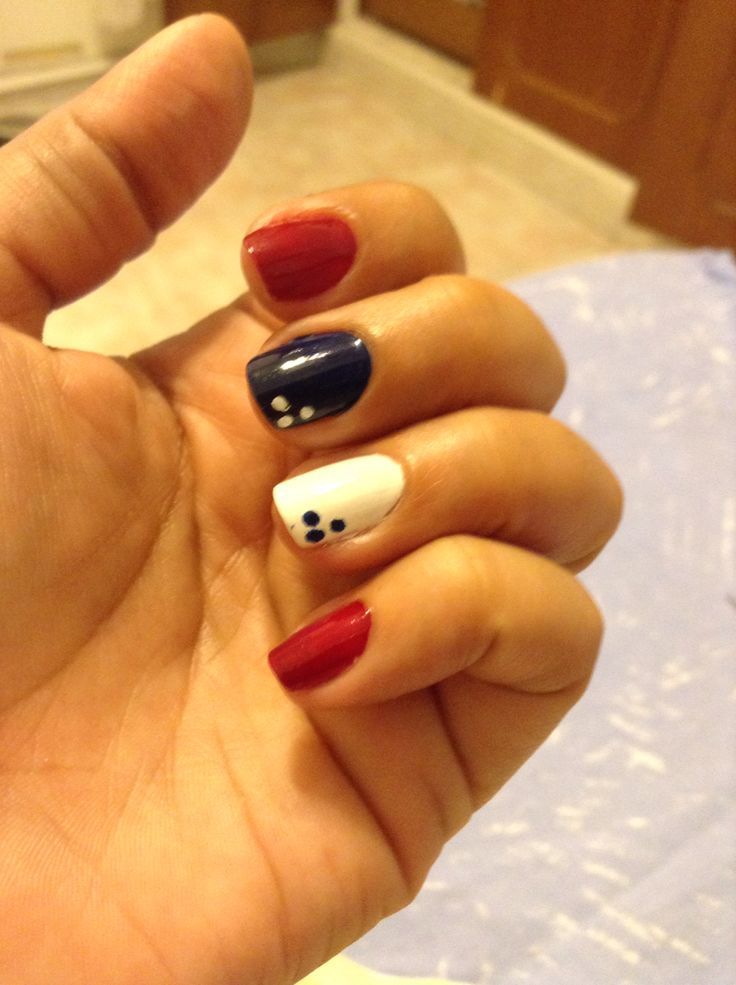 disenos-de-unas-con-esmalte-azul-con-rojo-y-nude-3