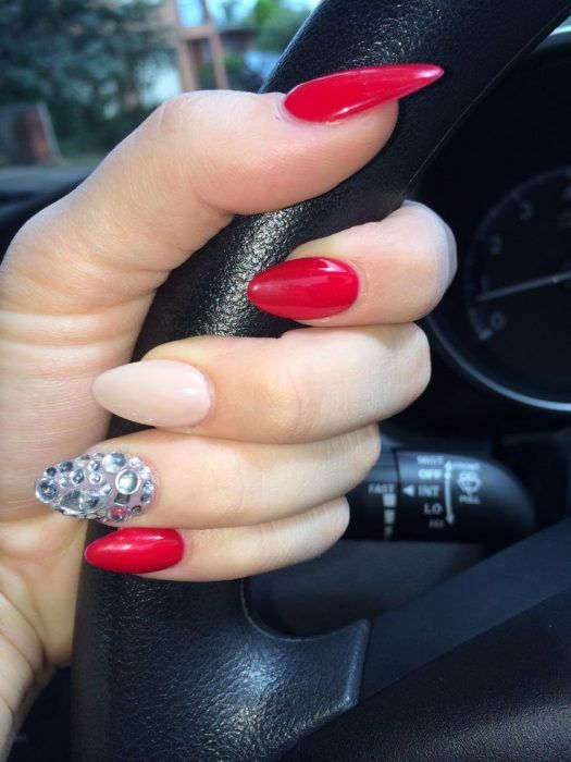 disenos-de-unas-con-esmalte-azul-con-rojo-y-nude-5
