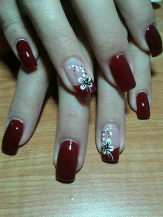 disenos-de-unas-con-flores-color-vino-5